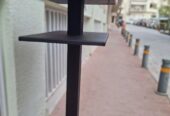 Τραπέζι για μπαρ σαν καινούργιο με μεταλλική βάση και ξύλινη επιφάνεια