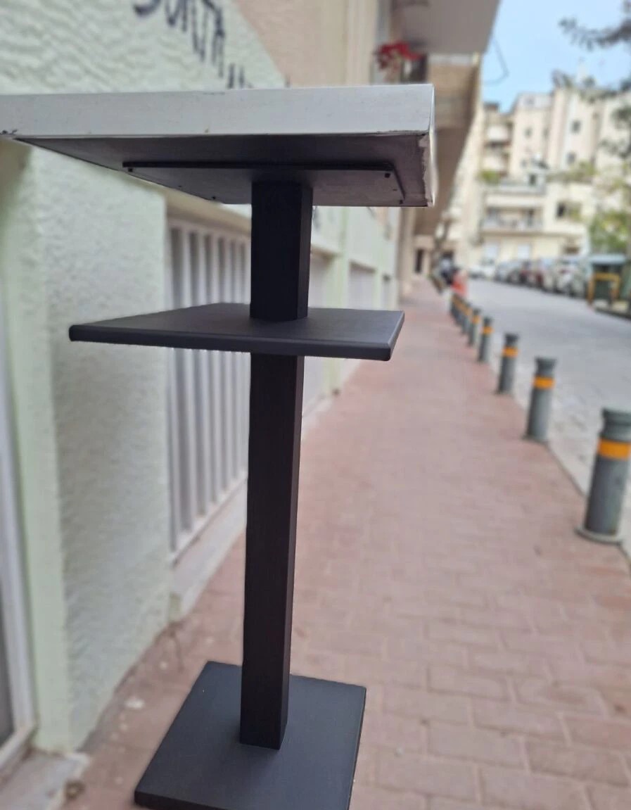 Τραπέζι για μπαρ σαν καινούργιο με μεταλλική βάση και ξύλινη επιφάνεια