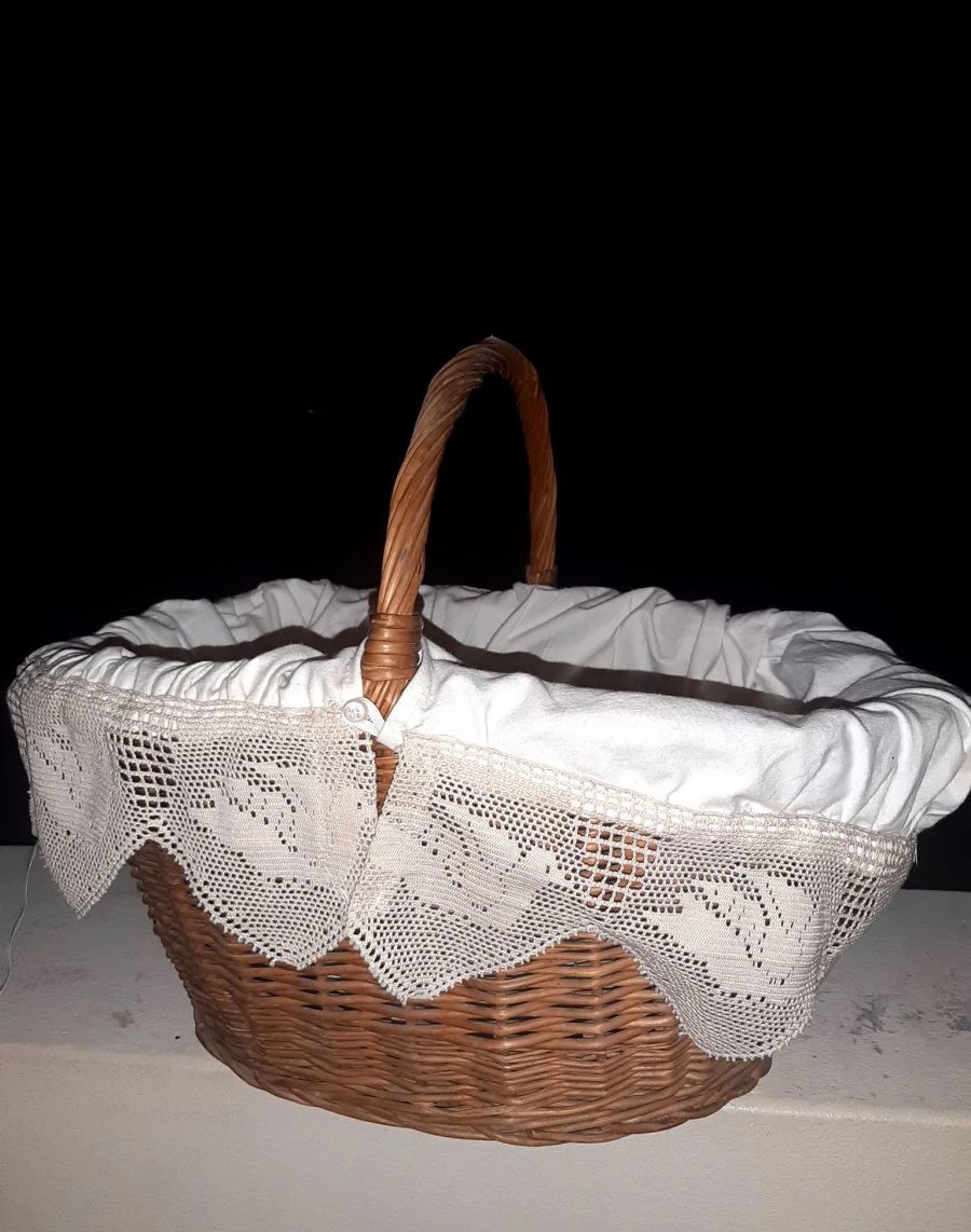 Χειροποίητα καλάθια από βέργα bamboo με ποδιά από βαμβακερό ύφασμα και δαντέλα